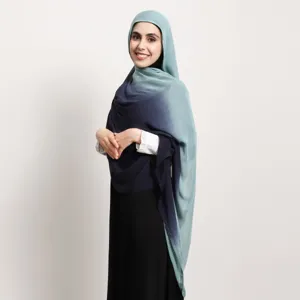 Vue détaillée du foulard hijab en modal dégradé doux, design élégant pour femmes.