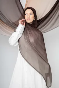 Détail en gros plan du hijab à dégradé doux porté par un modèle, montrant la texture du tissu.