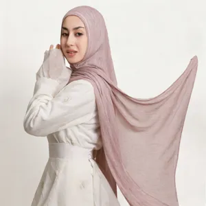 Vista dettagliata dell'hijab stropicciato tinta unita, scialle morbido in modal traspirante.