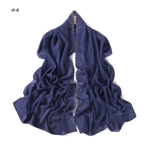 Sciarpa in chiffon blu scuro con delicato ricamo floreale e bordo in pizzo trasparente.