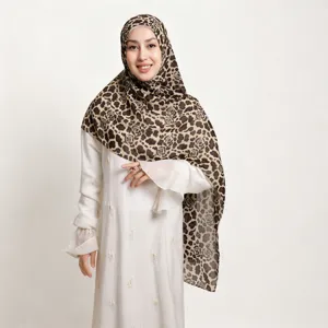 Nahaufnahme des stilvollen Leopardenmuster Chiffon Kopftuchs mit weicher atmungsaktiver Textur.