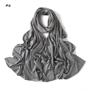 Pañuelo largo de jersey líquido liso, hijab de mujer transpirable y suave en color gris.