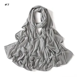 Vista detallada del suave hiyab de jersey liquido en color gris con una hermosa caida fluida.