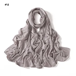 Vista detallada de hijab de jersey líquido suave y elástico en un elegante tono topo.
