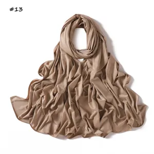 Primer plano detallado del pañuelo de jersey líquido suave, textura lisa y caída elegante.
