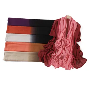 Détail du long foulard en modal dégradé présentant de multiples options de couleurs douces.