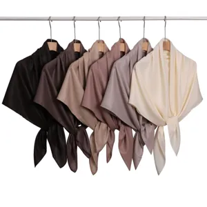 Detailansicht glänzendes Chiffon Quadrottuch modisch mehrfarbig stilvoll elegant weich.