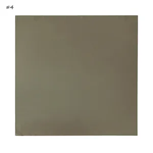 Nahansicht des glänzenden einfarbigen Chiffon-Quadratschals mit glatter Textur und Glanz.