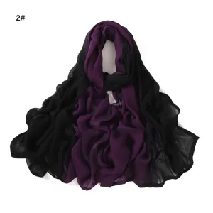 Écharpe longue en modal et coton dégradé, design souple noir et violet pour femmes.