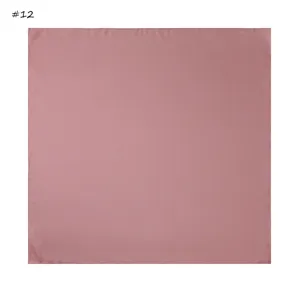 Detailansicht des einfarbigen, glänzenden Chiffon-Tuchs, elegantes mauvefarbenes Tuch.