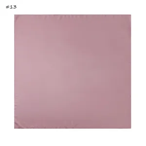 Detailansicht eines einfarbigen rosa Chiffon-Quadratschals, glatter Stoff und weicher Fall.