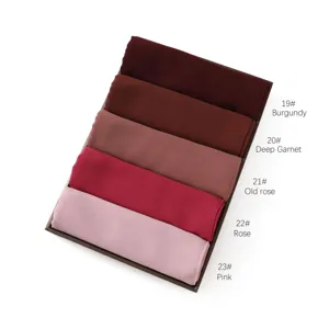 Set sciarpa hijab in chiffon tinta unita, elegante copricapo drappeggiato in sfumature rosa.