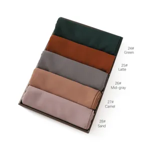 Dettaglio del foulard hijab in chiffon perlato tinta unita, tessuto morbido e traspirante.
