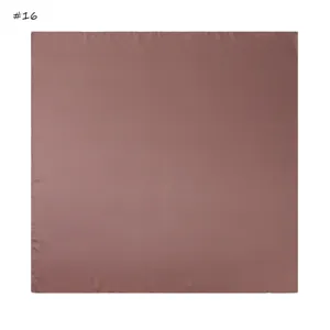 Detailansicht des eleganten einfarbigen Chiffon-Quadratschals in glatter glänzender Optik.