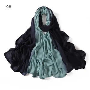 Écharpe longue dégradée bleu foncé et vert sauge, matière légère et douce en détail.