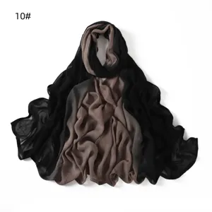 Détail de l'écharpe en modal fin avec texture douce et transition de couleur noir et marron.