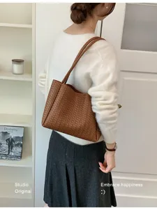 Retro woven leather tote bag for women, fashion casual large capacity shoulder bag.