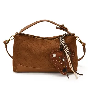 Borsa a tracolla intrecciata in camoscio marrone da donna, elegante borsa retrò con cuore.