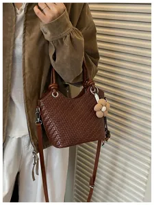 Détail tissé marron élégant du sac à main seau pour femme à la mode avec charm floral.