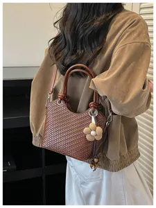 Sac seau tressé marron sac à bandoulière élégant en cuir avec pendentif floral mignon.