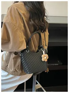 Sac seau texturé tissé pour femme, sac à bandoulière élégant et sac à main polyvalent chic.