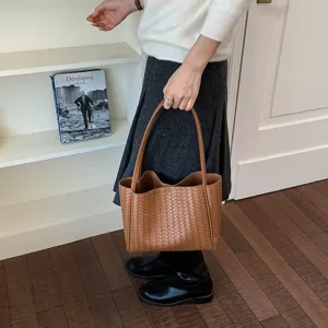 Retro woven tote bag for women, large capacity shoulder handbag, stylish Korean commuter bag.