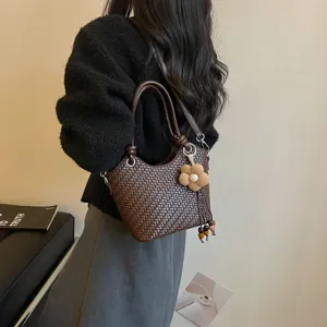 Chic sac seau tressé marron pour femmes, élégant sac bandoulière avec charm floral mignon.