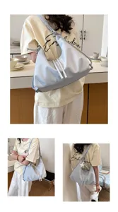 Vue détaillée du sac porté épaule élégant pour le travail en bleu clair et texture.