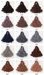 Vue de détail des différentes options de couleur d'écharpe froissée, texture et franges.