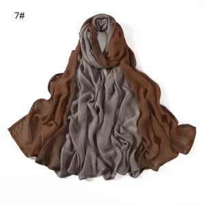 Vue détaillée du foulard long et souple en modal mélangé, avec un beau dégradé de couleurs.