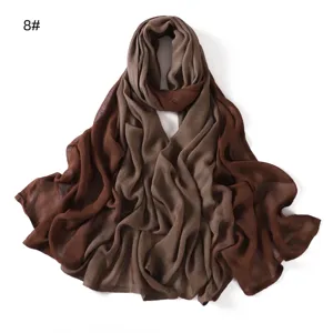 Détail du long foulard dégradé léger, tissu modal doux, design élégant et souple.