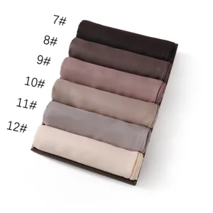 Vista dettagliata di sciarpa lunga in chiffon perlato lucido tinta unita, elegante scialle donna.