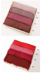 Écharpe longue plissée en rayonne unie pour femmes avec franges, modèle hijab respirant élégant.
