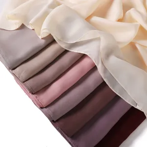 Scatto dettagliato di una lunga sciarpa in chiffon lucido con texture brillante e design multicolore.
