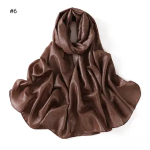 Bruine glanzende gekreukte hijab sjaal doek met strass sterren details voor dames.