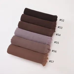 Écharpe longue unie en viscose à franges, hijab froissé doux pour femmes, vue détaillée.