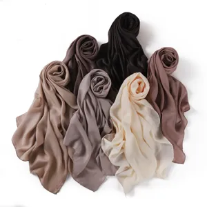 Einfarbig schimmernder Chiffon Langschal, glänzendes Material, neutrale Brauntöne Detail.