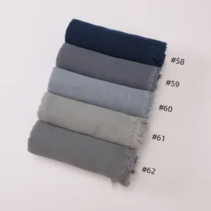 Vue détaillée de foulards froissés en rayonne douce dans diverses teintes de bleu et de gris.
