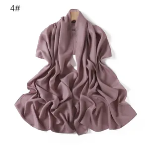 Dettaglio sciarpa lunga in chiffon perlato lucido, elegante scialle monocolor da donna e coprispalle.