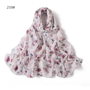 Vue détaillée du foulard en mousseline florale légère, montrant la texture de l'imprimé.
