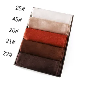 Pañuelo largo de satén liso para mujer, hiyab transpirable y elegante en tonos tierra naturales.