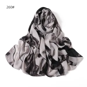 Écharpe longue en mousseline imprimé encre noir et blanc, douce et respirante pour femmes.