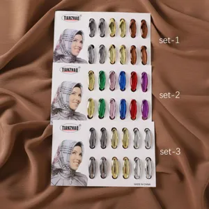 Vue détaillée d'un ensemble de broches et épingles à hijab ovales en plastique métallique.
