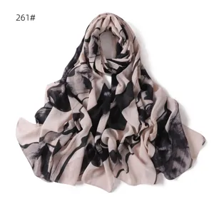 Écharpe longue en mousseline imprimé encre noir et blanc douce et élégante pour femmes.