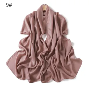 Sciarpa lunga in chiffon perlato da donna, elegante scialle lucido monocolore per stile.