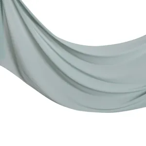 Gros plan détaillé du foulard en mousseline perlée vert menthe lisse et drapé souple.