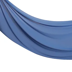 Tissu écharpe long en mousseline bleue unie, doux et respirant, présentation drapée élégante.
