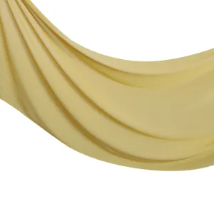 Vue détaillée d'un tissu de foulard en mousseline jaune unie, beau tombé et texture.