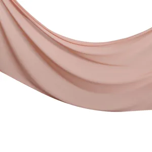 Détail écharpe mousseline rose texture tissu léger respirant douce matière hijab élégant drapé