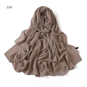 Nahaufnahme der weichen, einfarbigen Chiffon-Tuch Textur, zeigt feine und glatte Stoffdetails.